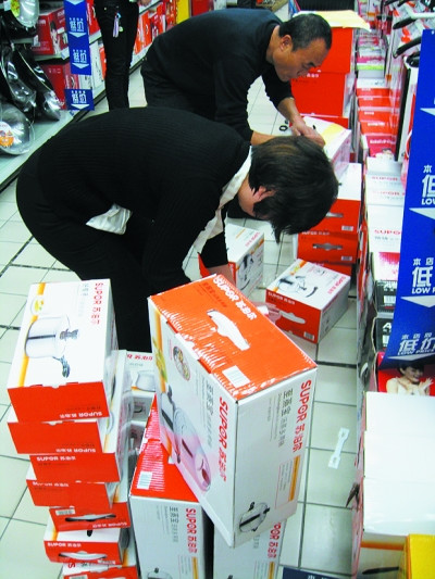 执法人员查扣不合格“苏泊尔”器具