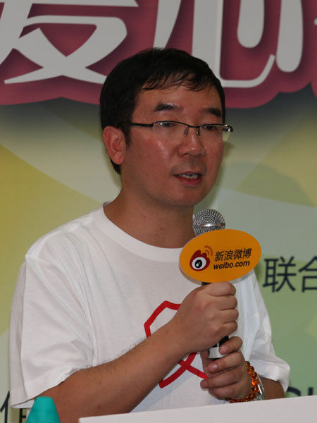2011年7月22日,“中国青少年发展基金会·爱心衣橱基金”启动仪式在北京举行。图为央视广告经管中心常务副主任何海明致辞。(来源:新浪财经 陈鑫摄)