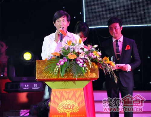 中央电视台未来广告公司副总经理丁文光先生生致颁奖辞 中央电视台未来广告公司副总经理丁文光先生生致颁奖辞