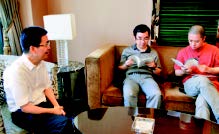方太总裁茅忠群（左）向何海明副主任、知名媒体人梁冬（右）赠送《现代儒家管理》