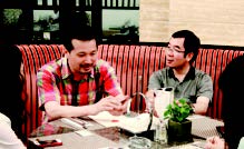 何海明副主任与公牛集团董事长阮立平（左二）沟通