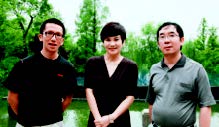 何海明副主任与养生堂药业总经理裘红莺（中）、三人 行广告有限公司董事长胡栋龙（左）