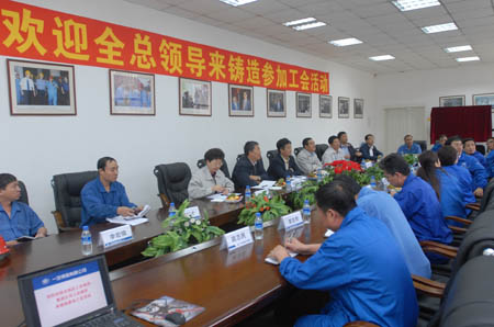 央视广告行业分析-中国机冶建材工会主席张波慰问铸造员工