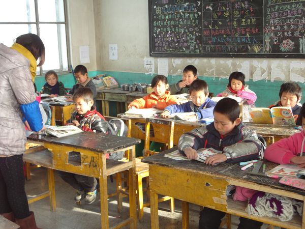 央视广告行业分析-河套酒业赤峰办事处为希望小学献爱心送温暖