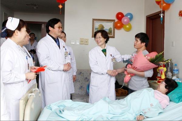 央视广告行业分析-依依难舍的告别——渐冻人吕元芳母子平安出院记