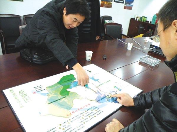 ▲鄱阳县胡县长介绍鄱阳湖国家湿地公园