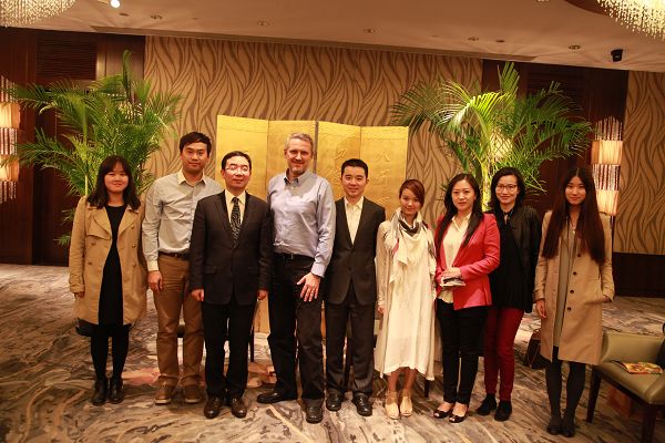 何海明主任（左三）、市场部佘贤君副主任（中）联合利华北亚区媒介总监David Porter（左四）