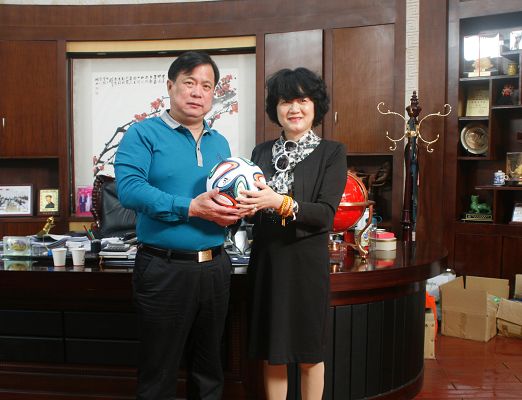 李怡副主任赠送许景南董事长巴西世界杯比赛用球