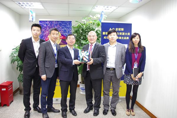 央视广告中心主任何海明（左三）与A.O史密斯（中国）热水器有限公司商务总经理宋光平（右三）、市场副总经理程珂（左二）合影