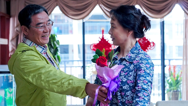 央视广告行业新闻-“花样姥爷”另类追爱记上演，主题曲成姚贝娜绝唱