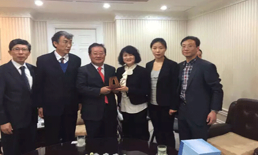 中央电视台广告经营管理中心副主任李怡（右三）与KOBACO社长郭成文（左三）合影
