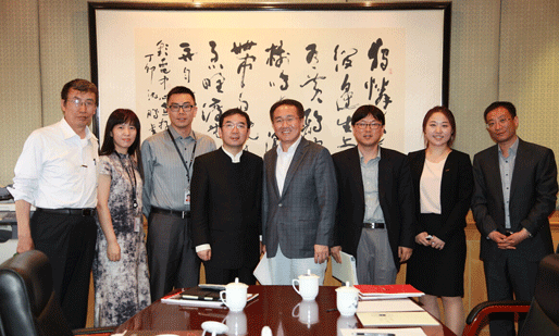 央视广告中心主任何海明（左四）与韩国放送广告振兴公社咸永凖总经理（右四）等合影
