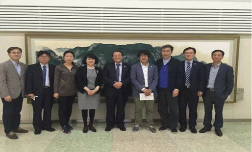 中央电视台广告经营管理中心副主任李怡（左四）在韩国与KBS观（听）众本部长金星五、广告策划部部长金加淳、内容事业部部长郑智永等合影
