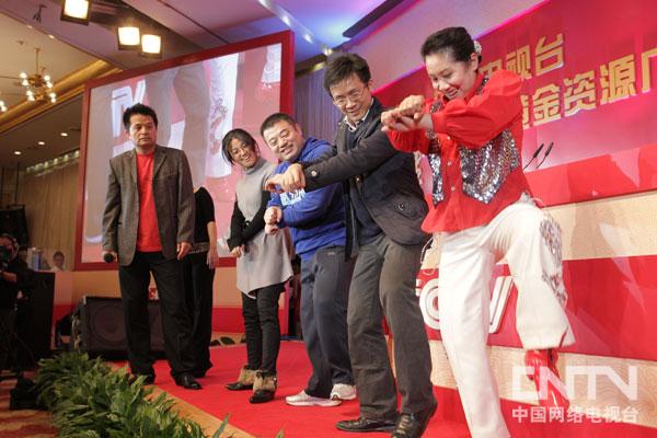 CCTV2013年招标互动环节嘉宾学跳《江南style》