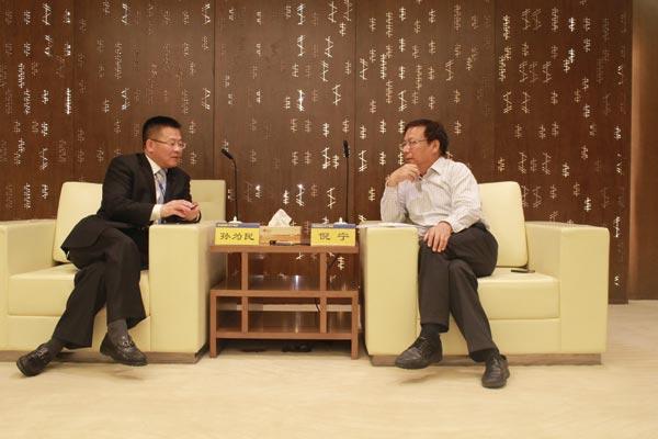 ▲倪宁教授（右）与苏宁副董事长孙为民座谈