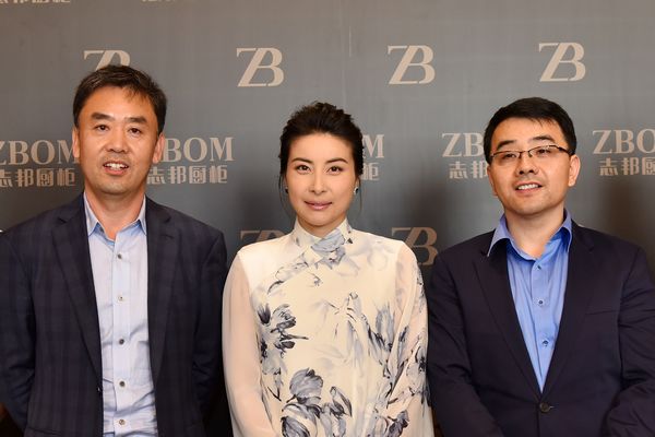 郭晶晶与志邦董事长（左）孙志勇总经理（右）许邦顺合影